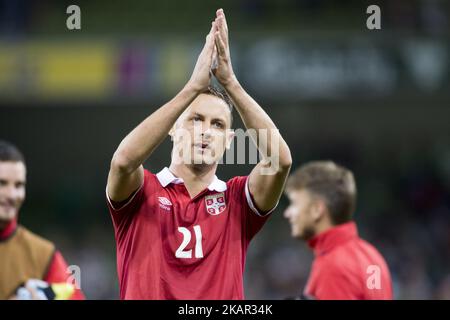 Nemanja Matic de Serbie remercie ses fans lors du match de qualification de la coupe du monde de la FIFA 2018 entre la République d'Irlande et la Serbie au stade Aviva de Dublin, Irlande sur 5 septembre 2017 (photo d'Andrew Surma/NurPhoto) Banque D'Images