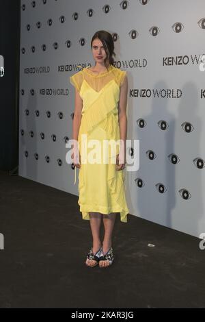 Margaret Qualley pose alors qu'elle arrive à la fête d'été de Kenzo au Théâtre Royal de Madrid, Espagne sur 6 septembre 2017. (Photo par Oscar Gonzalez/NurPhoto) Banque D'Images