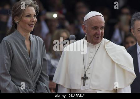 Le pape François est accueilli par le président colombien Juan Manuel Santos (non illustré) et la première dame Maria Clemencia Rodriguez (L) lors de la visite en Colombie sur 06 septembre 2017. (Photo de Daniel Garzon Herazo/NurPhoto) Banque D'Images