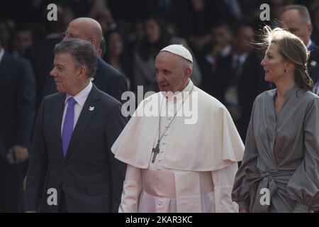 Le pape François se dirige à côté du président colombien Juan Manuel Santos (L) et de la première dame Maria Clemencia Rodriguez (R) lors de sa cérémonie d'accueil à l'atterrissage à Bogota, en Colombie, sur 6 septembre 2017. Le pape François est arrivé en Colombie pour une excursion de cinq jours pour plaider en faveur d'une paix « durable et durable » dans un pays divisé qui vient de sortir d'une guerre de 50 ans qui a coûté la vie à des centaines de milliers de personnes. (Photo de Daniel Garzon Herazo/NurPhoto) Banque D'Images