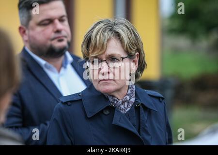 Le vice-président du Parlement européen Mairead McGuinness (c) est vu à Trzebun, dans le nord de la Pologne, le 8 septembre 2017 . Les membres du Parlement européen se sont rendus dans les zones touchées par la tempête tragique du mois d'août 2017 dans le nord de la Pologne. Les parlementaires de l'OP (Civic Paltform) ont montré aux membres du Parlement européen les effets de la tempête et ont demandé un soutien à la population touchée. (Photo de Michal Fludra/NurPhoto) Banque D'Images