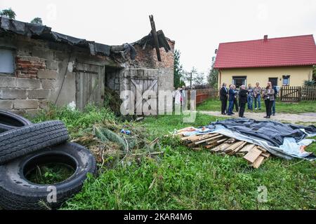 Le vice-président du Parlement européen Mairead McGuinness (c) est vu à Trzebun, dans le nord de la Pologne, le 8 septembre 2017 . Les membres du Parlement européen se sont rendus dans les zones touchées par la tempête tragique du mois d'août 2017 dans le nord de la Pologne. Les parlementaires de l'OP (Civic Paltform) ont montré aux membres du Parlement européen les effets de la tempête et ont demandé un soutien à la population touchée. (Photo de Michal Fludra/NurPhoto) Banque D'Images