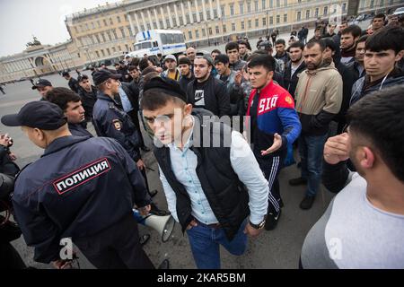 Les musulmans prennent part à une manifestation sur 10 septembre 2017 sur la place du Palais à Saint-Pétersbourg contre la persécution des musulmans Rohingya au Myanmar. Des milliers de réfugiés de Rohingya ont fui au Bangladesh depuis que la violence a éclaté au Myanmar le 25 août (photo d'Igor Russak/NurPhoto) Banque D'Images