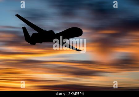 Ukraine. 3rd novembre 2022. Silhouette d'un Northrop Grumman RQ-4B Global Hawk au coucher du soleil. Un drone que l'OTAN a utilisé pour patrouiller la mer Noire ces derniers mois. Photo illustrative (photo à crédit: © Aleksandr Gusev/Pacific Press via ZUMA Press Wire) Banque D'Images