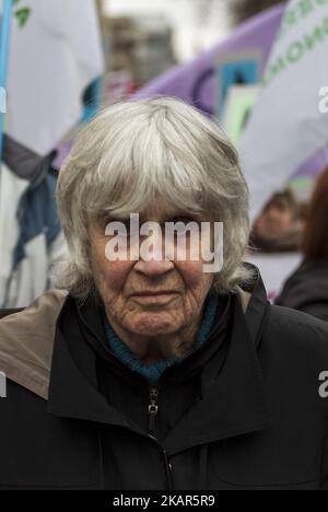 Joan Turner Jara, ancienne danseuse de ballet née au Royaume-Uni, professeur de danse, activiste des droits et veuve de l'emblématique chanteur de folklore chilien Victor Jara, assassiné pendant la dictature militaire en 1973, participe à la marche vers le cimetière général. Des milliers de personnes sont descendues dans les rues de 11 septembre 2017 à Santiago, au Chili, pour commémorer le coup d'État d'11 septembre 1973, qui a renversé le président Salvador Allende et établi la dictature dirigée par le général Augusto Pinochet. (Photo par Mauricio Gomez/NurPhoto) Banque D'Images