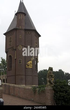 Heeswijk, pays-Bas, Niederlande, Château de Heeswijk; Château médiéval de brique sur l'eau; Mittelalterliches Backsteinschloss auf dem Wasser; 在水的磚中世紀城堡 Banque D'Images