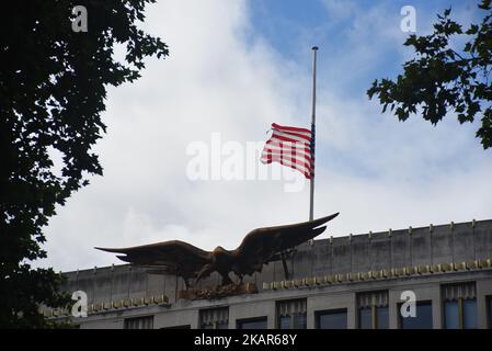 Le drapeau américain vole en Berne pour commémorer les victimes de l'attaque terroriste de 9/11, Londres sur 11 septembre 2017. Les attentats du 11 septembre (également appelés 9/11) étaient une série de quatre attaques terroristes coordonnées perpétrées par le groupe terroriste islamique Al-Qaïda contre les États-Unis dans la matinée de mardi, 11 septembre 2001. Les attaques ont tué 2 997 personnes, en ont blessé plus de 6 000 autres. (Photo par Alberto Pezzali/NurPhoto) Banque D'Images