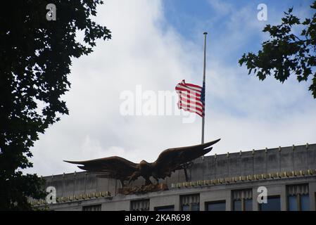 Le drapeau américain vole en Berne pour commémorer les victimes de l'attaque terroriste de 9/11, Londres sur 11 septembre 2017. Les attentats du 11 septembre (également appelés 9/11) étaient une série de quatre attaques terroristes coordonnées perpétrées par le groupe terroriste islamique Al-Qaïda contre les États-Unis dans la matinée de mardi, 11 septembre 2001. Les attaques ont tué 2 997 personnes, en ont blessé plus de 6 000 autres. (Photo par Alberto Pezzali/NurPhoto) Banque D'Images