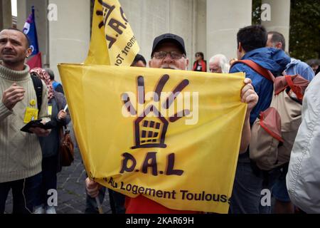 Un drapeau de l'ONG DAL (droit au logement" lors d'un rassemblement. Alors qu'Emmanuel Macon s'est rendu à Toulouse pour discuter du logement, le Front social (réunion des partis politiques et des syndicats) s'est réuni en face du Mémorial de la guerre de Toulouse pour protester contre la nouvelle réforme du travail et contre l'abaissement de l'indemnité personnelle de logement. Toulouse. France. 11 septembre 2017. (Photo d'Alain Pitton/NurPhoto) Banque D'Images