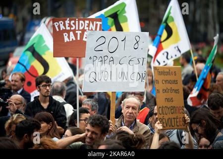 Pancartes lors d'un rassemblement contre Macron. Alors qu'Emmanuel Macon s'est rendu à Toulouse pour discuter du logement, le Front social (réunion des partis politiques et des syndicats) s'est réuni en face du Mémorial de la guerre de Toulouse pour protester contre la nouvelle réforme du travail et contre l'abaissement de l'indemnité personnelle de logement. Toulouse. France. 11 septembre 2017. (Photo d'Alain Pitton/NurPhoto) Banque D'Images