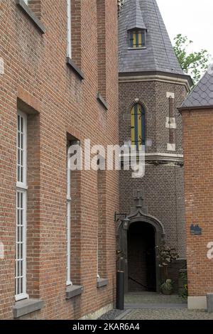 Heeswijk, pays-Bas, Niederlande, Château de Heeswijk; Château médiéval de brique sur l'eau; Mittelalterliches Backsteinschloss auf dem Wasser; 在水的磚中世紀城堡 Banque D'Images