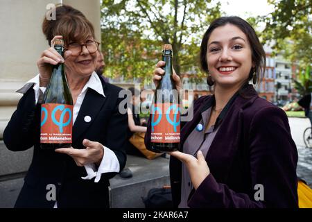 Deux femmes présentent des bouteilles portant le logo du parti politique 'France insoumettre' (c'est-à-dire 'France Unbud') de JL Mélenchon lors d'une manifestation.Emmanuel Macon s'est rendu à Toulouse pour discuter du logement, du Front social (réunion des partis politiques et des syndicats) Réunis en face du Mémorial de la guerre de Toulouse pour protester contre la nouvelle réforme du travail et contre la diminution de l'allocation de logement personnel. Toulouse. France. 11 septembre 2017. (Photo d'Alain Pitton/NurPhoto) Banque D'Images