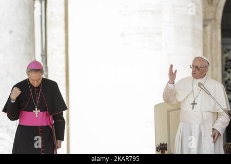 Le pape François lui accorde sa bénédiction alors qu'il célèbre son audience générale hebdomadaire sur la place Saint-Pierre, dans la Cité du Vatican, au Vatican, sur 13 septembre 2017. Le pape François a consacré ses remarques générales à sa récente visite apostolique en Colombie, qui s'est terminée dimanche.(photo de Giuseppe Ciccia/NurPhoto) Banque D'Images