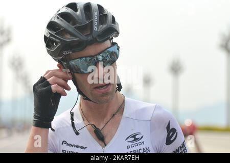 Joseph Cooper de l'équipe de sports d'Isowhey Swisswellness quelques minutes seulement après qu'il a gagné la troisième étape du Tour de Chine 1 2017, les 140,6 km de Pingchang circuit Race. Le jeudi 14 septembre 2017, dans le comté de Pingchang, dans la ville de Bazhong, dans la province du Sichuan, Chine. Photo par Artur Widak Banque D'Images