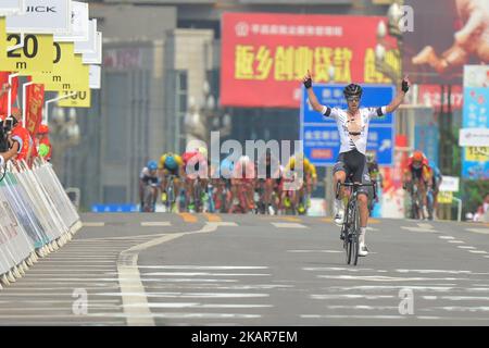 Joseph Cooper, de l'équipe d'Isowhey Sports Swisswellness, sur son chemin pour gagner la troisième étape du Tour de Chine 1 2017, les 140,6 km de Pingchang circuit Race. Le jeudi 14 septembre 2017, dans le comté de Pingchang, dans la ville de Bazhong, dans la province du Sichuan, Chine. Photo par Artur Widak Banque D'Images