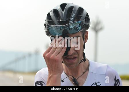 Joseph Cooper de l'équipe de sports d'Isowhey Swisswellness quelques minutes seulement après qu'il a gagné la troisième étape du Tour de Chine 1 2017, les 140,6 km de Pingchang circuit Race. Le jeudi 14 septembre 2017, dans le comté de Pingchang, dans la ville de Bazhong, dans la province du Sichuan, Chine. Photo par Artur Widak Banque D'Images