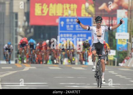 Joseph Cooper, de l'équipe d'Isowhey Sports Swisswellness, sur son chemin pour gagner la troisième étape du Tour de Chine 1 2017, les 140,6 km de Pingchang circuit Race. Le jeudi 14 septembre 2017, dans le comté de Pingchang, dans la ville de Bazhong, dans la province du Sichuan, Chine. Photo par Artur Widak Banque D'Images