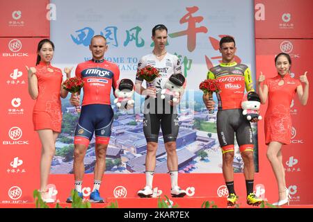 (Gauche-droite) Siarhei Papok (club cycliste de Minsk), Joseph Cooper (Isowhey Sports Swisswellness) et Liam Bertazzo (Willier Triestina), le podium de la troisième étape du Tour de Chine 2017 1. Le jeudi 14 septembre 2017, dans le comté de Pingchang, dans la ville de Bazhong, dans la province du Sichuan, Chine. Photo par Artur Widak Banque D'Images