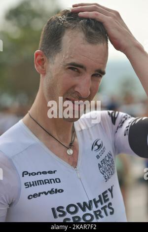 Joseph Cooper, de l'équipe d'Isowhey Sports Swisswellness, parle aux médias chinois quelques minutes seulement après qu'il a remporté la troisième étape du Tour de Chine 1 2017, les 140,6 km du circuit de Pingchang Race. Le jeudi 14 septembre 2017, dans le comté de Pingchang, dans la ville de Bazhong, dans la province du Sichuan, Chine. Photo par Artur Widak Banque D'Images