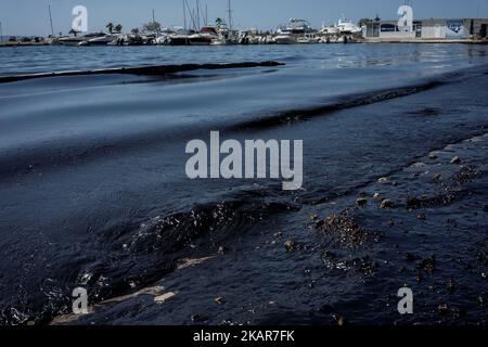 Le soutirage d'huile du pétrolier grec Agia Zoni II, qui a coulé au large de l'île de Salamis, sur l'une des plages de la Riviera d'Athènes. Athènes, 14 septembre 2017. Le petit pétrolier 'Agia Zoni II' a coulé sur 10 septembre, tout en étant ancré au large de la côte de Salamis, près du port principal du Pirée en Grèce. Elle transportait une cargaison de 2 200 tonnes de mazout et de 370 tonnes de gaz marin. L'île de Salamis a subi une pollution importante en raison de ce que les responsables ont appelé une « catastrophe environnementale majeure ». (Photo de Kostis Ntantamis/NurPhoto) Banque D'Images