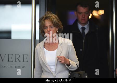 Elizabeth Campbell, chef du conseil de Kensington et Chelsea, part après avoir assisté aux déclarations liminaires de l'enquête sur le désastre causé par l'incendie de la tour Grenfell, à Londres, sur 14 septembre 2017. Une enquête sur le désastre de l'incendie de la tour Grenfell de 14 juin 2017 s'est ouverte jeudi avec une minute de silence pour se souvenir des victimes, alors que les survivants demandaient des réponses sur le feu de rue d'appartements à l'ouest de Londres qui a tué au moins 80 personnes. (Photo par Alberto Pezzali/NurPhoto) Banque D'Images