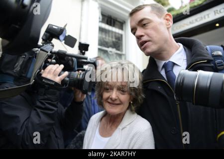 Elizabeth Campbell, la chef du Conseil de Kensington et Chelsea, est vue pendant qu'elle part après avoir assisté aux déclarations liminaires de l'enquête sur le désastre causé par l'incendie de la tour Grenfell, qui a lieu dans le centre de Londres, au 14 septembre 2017. La catastrophe du feu de la tour Grenfell s'est ouverte avec une minute de silence pour se souvenir des victimes, alors que les survivants ont exigé des réponses sur l'incendie de bloc d'appartements à l'ouest de Londres qui a tué au moins 80 personnes. (Photo par Alberto Pezzali/NurPhoto) Banque D'Images