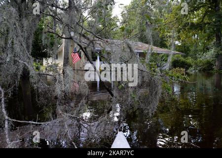 Un drapeau américain est suspendu d'une maison évacuée, à Middleburg, Floride, Etats-Unis, sur 12 septembre, 2017. Les structures résidentielles près de Black Creek, comté de Clay, Floride sont submergées par des inondations historiques de 28,5 pieds après que l'ouragan Irma a pris un virage inattendu et a causé des dommages importants dans la région. (Photo de Bastiaan Slabbers/NurPhoto) Banque D'Images