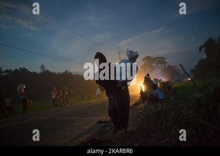 Une réfugiée de Rohingya retourne au camp de réfugiés de Balukhali après avoir reçu des secours. Chittagong, Bangladesh.15 septembre 2017. Le Bangladesh utilisera des troupes pour fournir une aide étrangère à la ville frontalière submergée par les réfugiés musulmans Rohingya du Myanmar, ont annoncé à la fin du 14 septembre. Cette décision fait suite à la critique des conditions chaotiques dans lesquelles les secours ont été distribués dans les immenses camps autour de Cox's Bazar, où environ 389 000 Rohingya de l'État Rakhine du Myanmar sont arrivés depuis 25 août. (Photo de Turjoy Chowdhury/NurPhoto) Banque D'Images