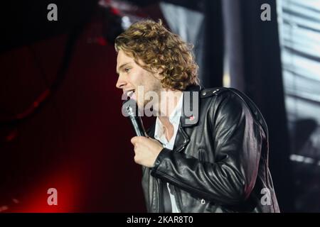 Michael Clifford, du groupe australien 5 seconds of Summer, se produit dans la ville de Rock le premier jour de Rock à Rio de Janeiro, au Brésil, sur 15 septembre 2017. Le Rock in Rio est l'un des plus grands événements musicaux au monde et cette année, la ville de Rock a trois fois la taille des années précédentes. (Photo de Luiz Souza/NurPhoto) Banque D'Images