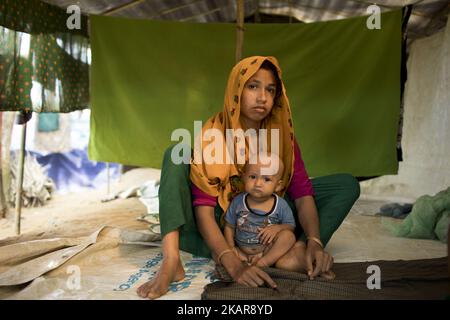 Une femme Rohingya avec son enfant pose pour photo à sa tente improvisée au camp de kutupalong à Ukhiya, Bangladesh, le 15 septembre 2017. Bon nombre des Rohingya fuyant les violences au Myanmar avaient voyagé en bateau pour trouver refuge au Bangladesh voisin. Selon les Nations Unies, plus de 300 000 réfugiés Rohingya ont fui la violence au Myanmar au cours des dernières semaines, essayant pour la plupart de traverser la frontière et d'atteindre le Bangladesh. (Photo de KM Astad/NurPhoto) Banque D'Images