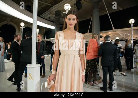 Un modèle pose au salon Ralph & Russo lors de la Fashion week de Londres, le 2017 septembre, à Londres, sur 15 septembre 2017. Ralph & Russo est une entreprise britannique de produits de luxe et une maison de haute couture de mode. (Photo par Alberto Pezzali/NurPhoto) Banque D'Images