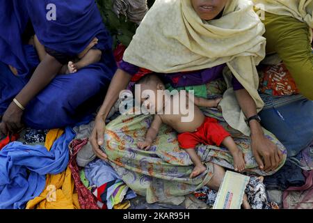 Rohingya des femmes réfugiées attendent des secours à palong khali, Cox's Bazar, Bangladesh 16 septembre 2017. Près de 370 000 000 réfugiés Rohingya ont fui au Bangladesh depuis la fin du mois d'août lors du déclenchement de violences dans l'État de Rakhine. Bon nombre des Rohingya fuyant les violences au Myanmar avaient voyagé en bateau pour trouver refuge au Bangladesh voisin. (Photo de KM Astad/NurPhoto) Banque D'Images