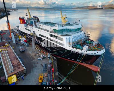 Port Glasgow, Écosse, Royaume-Uni. 3rd novembre 2022. Vue aérienne du traversier Calédonian MacBrayne MV Glen Sannox en construction au chantier naval Ferguson Marine à Port Glasgow, sur la rivière Clyde. Les traversiers, MV Glen Sannox et Hull 802 sont retardés et leur budget est dépassé. Le Comité de vérification publique du Parlement écossais entendra le vendredi 4th novembre la première ministre Nicola Sturgeon. Le Comité enquête sur l'attribution du contrat d'achat au chantier naval Ferguson Marine et sur les événements qui se sont produits depuis. Les ferries ont 5 ans de retard et le prix a plus que doublé. Iain Masterton/Alay Live News Banque D'Images