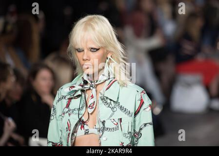 Un modèle marche sur la piste au SPECTACLE D'OPPOSITION lors de la semaine de la mode de Londres du 2017 septembre à Londres sur 17 septembre 2017. (Photo par Alberto Pezzali/NurPhoto) Banque D'Images