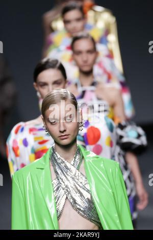 Un modèle marche sur la piste du spectacle Maria Ecote lors de la Mercedes-Benz Fashion week Madrid Printemps/été 2018 à Ifema sur 17 septembre 2017 à Madrid, Espagne. (Photo par Oscar Gonzalez/NurPhoto) Banque D'Images