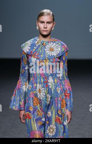 Un modèle marche sur la piste du spectacle Maria Ecote lors de la Mercedes-Benz Fashion week Madrid Printemps/été 2018 à Ifema sur 17 septembre 2017 à Madrid, Espagne. (Photo par Oscar Gonzalez/NurPhoto) Banque D'Images
