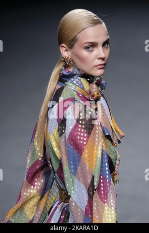 Un modèle marche sur la piste du spectacle Maria Ecote lors de la Mercedes-Benz Fashion week Madrid Printemps/été 2018 à Ifema sur 17 septembre 2017 à Madrid, Espagne. (Photo par Oscar Gonzalez/NurPhoto) Banque D'Images