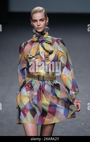 Un modèle marche sur la piste du spectacle Maria Ecote lors de la Mercedes-Benz Fashion week Madrid Printemps/été 2018 à Ifema sur 17 septembre 2017 à Madrid, Espagne. (Photo par Oscar Gonzalez/NurPhoto) Banque D'Images