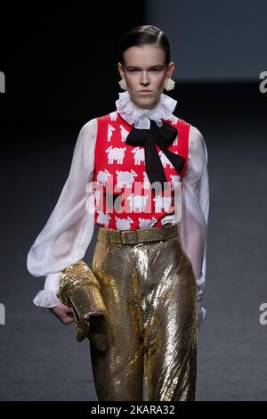 Un modèle marche sur la piste du spectacle Maria Ecote lors de la Mercedes-Benz Fashion week Madrid Printemps/été 2018 à Ifema sur 17 septembre 2017 à Madrid, Espagne. (Photo par Oscar Gonzalez/NurPhoto) Banque D'Images