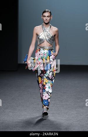 Un modèle marche sur la piste du spectacle Maria Ecote lors de la Mercedes-Benz Fashion week Madrid Printemps/été 2018 à Ifema sur 17 septembre 2017 à Madrid, Espagne. (Photo par Oscar Gonzalez/NurPhoto) Banque D'Images