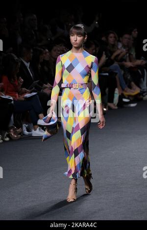 Un modèle marche sur la piste du spectacle Maria Ecote lors de la Mercedes-Benz Fashion week Madrid Printemps/été 2018 à Ifema sur 17 septembre 2017 à Madrid, Espagne. (Photo par Oscar Gonzalez/NurPhoto) Banque D'Images