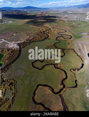 Vue aérienne par drone de la rivière Water creek ou de la voie navigable dans le champ de prairie Banque D'Images