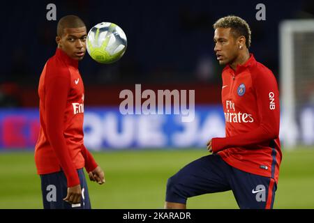 Kylian Mbappe et Neymar Jr pendant l'échauffement avant le match de la Ligue 1 entre Paris Saint Germain et l'Olympique Lyonnais au Parc des Princes sur 17 septembre 2017 à Paris, France. (Photo de Mehdi Taamallah/NurPhoto) Banque D'Images