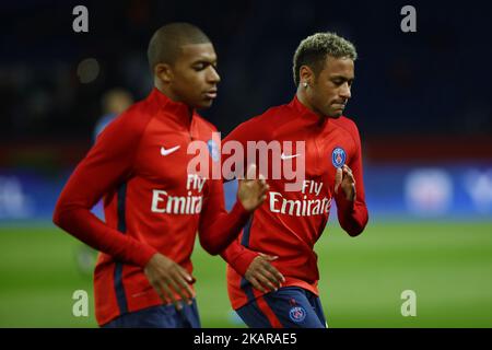 Kylian Mbappe et Neymar Jr pendant l'échauffement avant le match de la Ligue 1 entre Paris Saint Germain et l'Olympique Lyonnais au Parc des Princes sur 17 septembre 2017 à Paris, France. (Photo de Mehdi Taamallah/NurPhoto) Banque D'Images