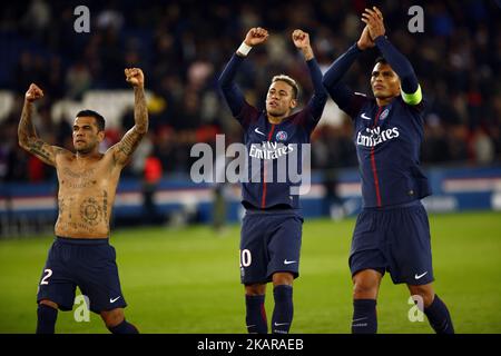 Daniel Alves, Neymar Jr, Thiago Silva du PSG réagit lors du match de la Ligue 1 entre Paris Saint Germain et l'Olympique Lyonnais au Parc des Princes sur 17 septembre 2017 à Paris, France. (Photo de Mehdi Taamallah/NurPhoto) Banque D'Images