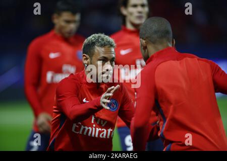 Neymar Jr réagit lors de l'échauffement avant le match de la Ligue 1 entre Paris Saint Germain et l'Olympique Lyonnais au Parc des Princes sur 17 septembre 2017 à Paris, France. (Photo de Mehdi Taamallah/NurPhoto) Banque D'Images