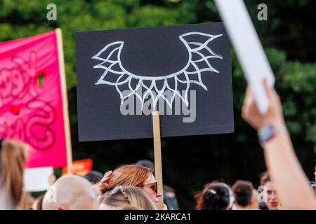 Gros plan d'une femme portant un panneau de protestation avec un collier RVB Banque D'Images