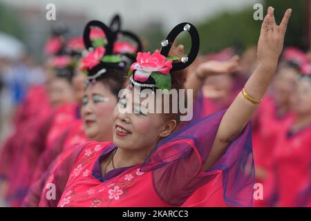 Démonstration d'une danse populaire locale avant le début de la deuxième étape du Tour de Chine 2 de 2017, la course du circuit Changde Lixiang 97,6km. Le mercredi 20 septembre 2017, dans le comté de Lixian, ville de Changde, province de Hunan, Chine. Photo par Artur Widak Banque D'Images