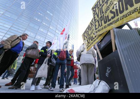 Manifestation contre la réduction de €5 par mois de la prestation de logement devant le Ministère de la cohésion territoriale dans le quartier de la Défense, près de Paris, France sur 21 septembre 2017. Les prestations de logement, connues en France sous le nom d'APL (aide personnalisée au logement), sont également coupées. Selon une déclaration du gouvernement à la télévision française, les prestations de logement de chaque prestataire seront réduites de €5 par mois à partir d'octobre 2017. Parmi les personnes touchées par les coupures, on compte 800 000 étudiants, qui reçoivent environ €225 par mois, dont plusieurs ont pris sur Twitter pour exprimer leur colère. La revendication du gouvernement Banque D'Images