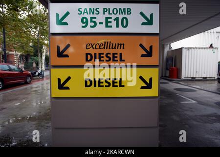 Une statio-service vendant du diesel.The Peer-Review Environmental Research Letters a publié lundi un article sur la pollution de l'air et 'dieselgate'. Ils disent que seul le « bieselgate » est responsable de 5000 décès prématurés par an en Europe. De nombreux constructeurs automobiles sont accusés de tricherie avec des normes telles que Volkswagen, Renault, Peugeot, Mercedes, etc. L'autorité française DGGCRF a déclaré la semaine dernière que Peugeot a triché sur plus de 2 millions de voitures. La pollution de l'air est responsable de 425 000 décès par an dans l'UE, en Suisse et en Norvège. Toulouse. France. (Photo d'Alain Pitton/NurPhoto) Banque D'Images